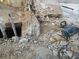 Отбойный молоток Bosch 11Е - незаменимый участник всего процесса.