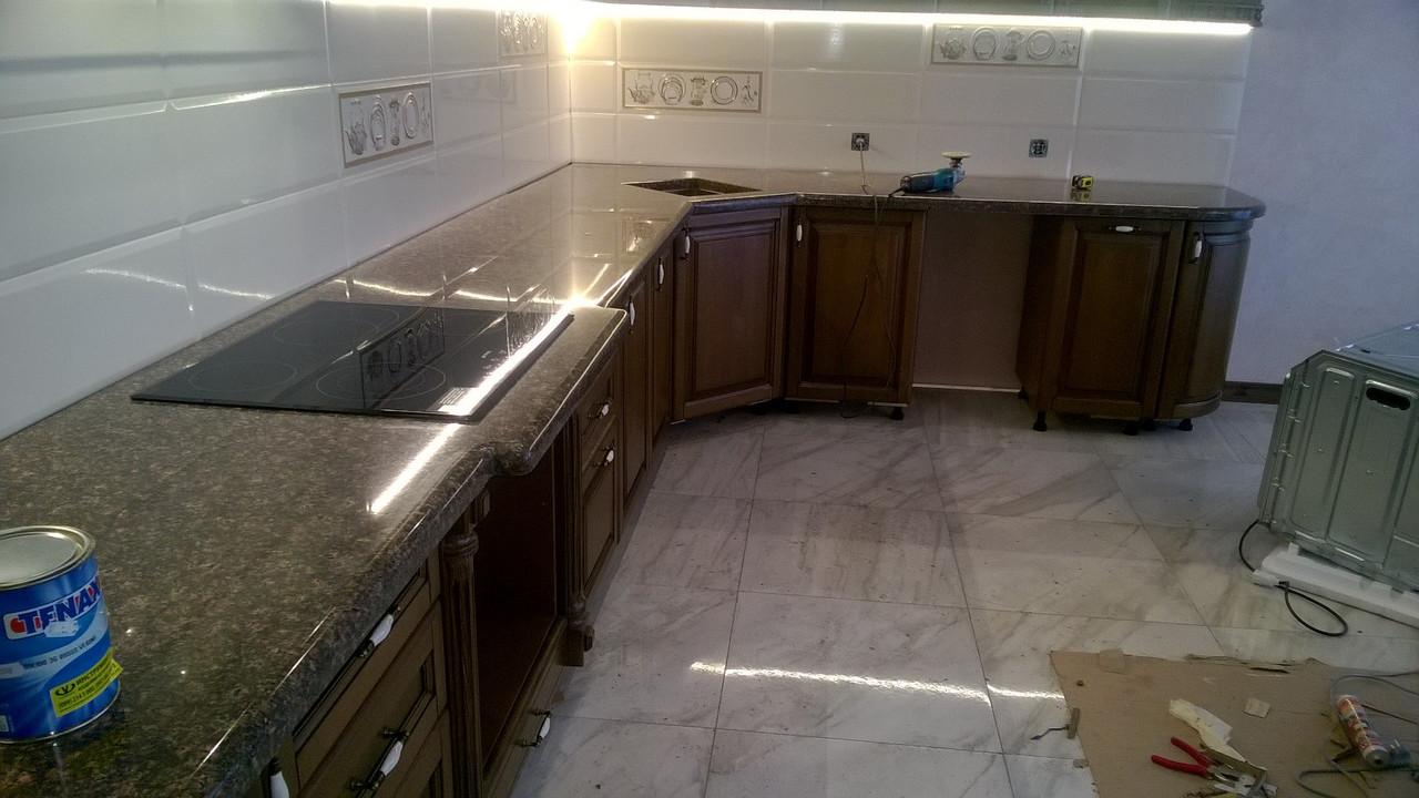 Кухонные столешницы из гранита цена 2 950 ₴/пог.м | Столешница на кухню ...