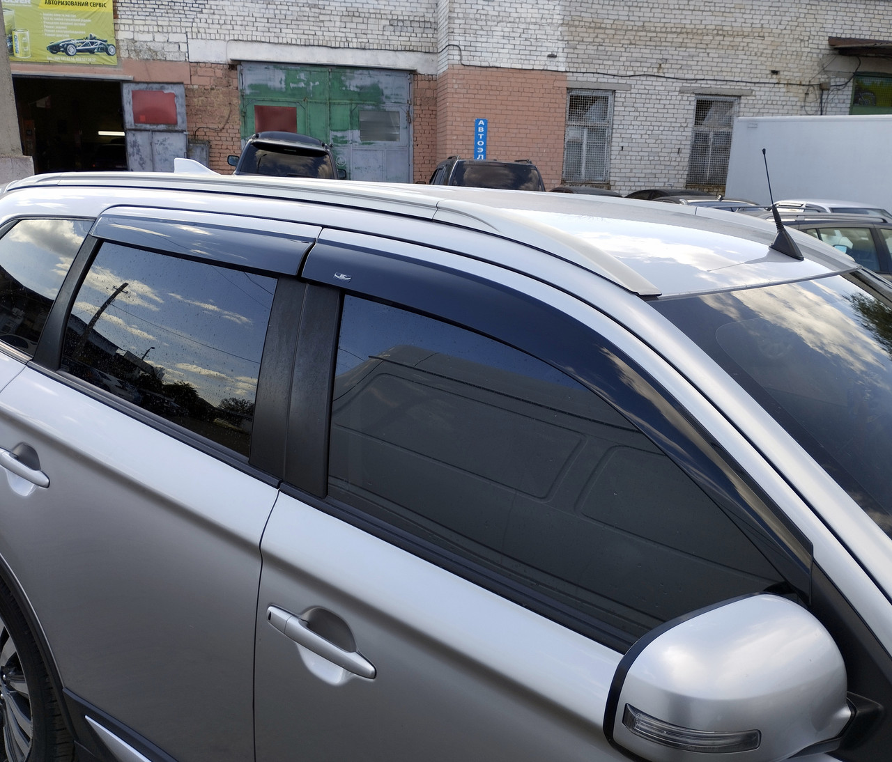 Дефлектори вікон (Ветровики) Mitsubishi Outlander 2012-2023 (Hic)