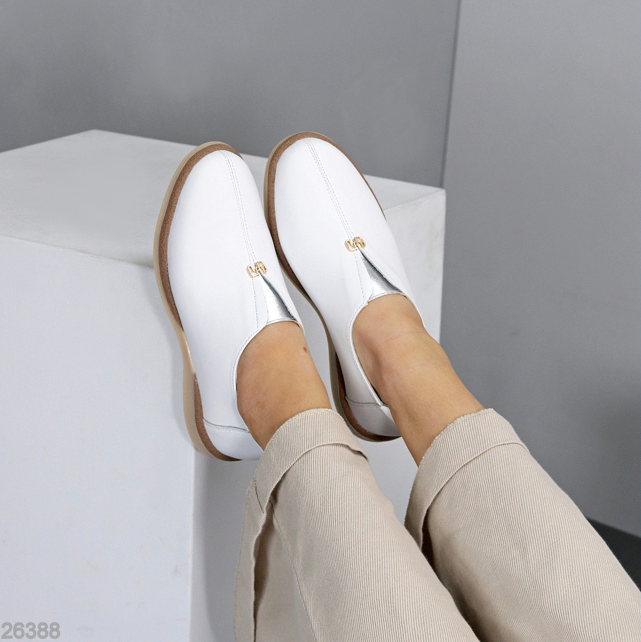 Зручні класичні білі туфлі шкіряні низький хід з гумкою в підйомі, фото 1