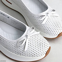 Легкі елегантні білі шкіряні балетки з перфорацією весна-літо