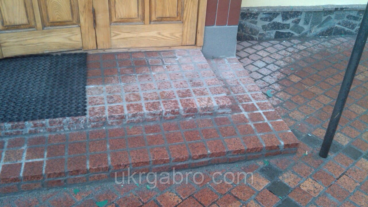 Укладання бруківки. Облицювання парапету і монтаж накривок з граніту