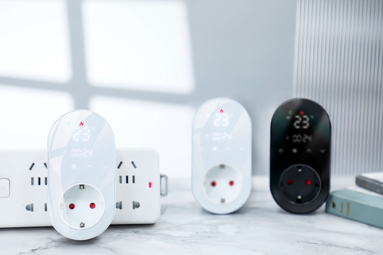 Терморегулятор In-Therm PLT-012 БІЛИЙ / ЧОРНИЙ сенсорний програмований в розетку