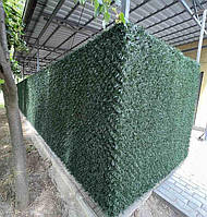 Монтаж декоративної зеленої рулонної огорожі висотою 1,7 м на хоз. території, прилеглій до будівлі. Огорожа закриває технічну зону від сторонніх поглядів та зберігає охайний вигляд простору.