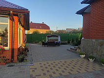 Зелена декоративна огорожа з інтегрованою каліткою для зручного доступу в садову зону. Практичне рішення для приватних дворів.