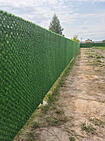 Декоративний паркан зі штучної трави висотою 2 м, встановлений по периметру ділянки. Забезпечує суцільне огородження та приватність.
