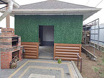 Приклад монтажу декоративної сітки висотою 1,5 м для огородження тераси, що примикає до будинку. Сітка гармонійно поєднується з дерев’яними елементами.