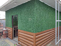 Світло-зелена декоративна сітка, встановлена по зовнішньому периметру альтанки. Рішення створює приватність і затишок у зоні відпочинку.