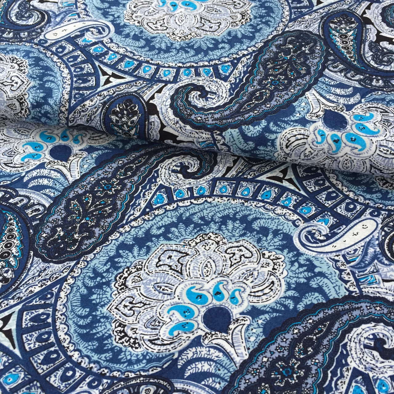 Штапель із турецькими огірками на блакитному тлі, фото 1