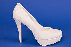 Білі весільні туфлі