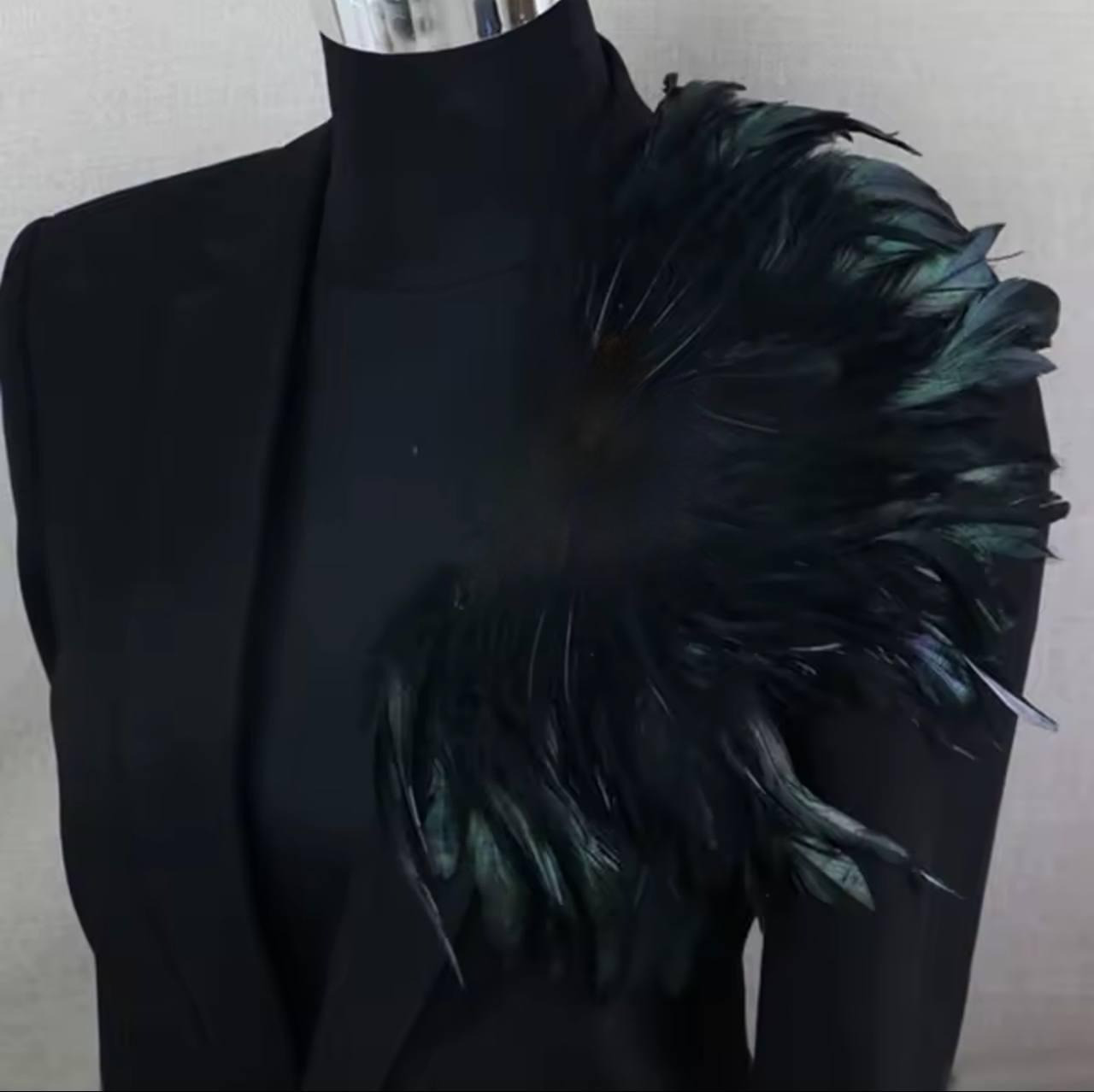 Брошь декоративна з пірʼям та стразами