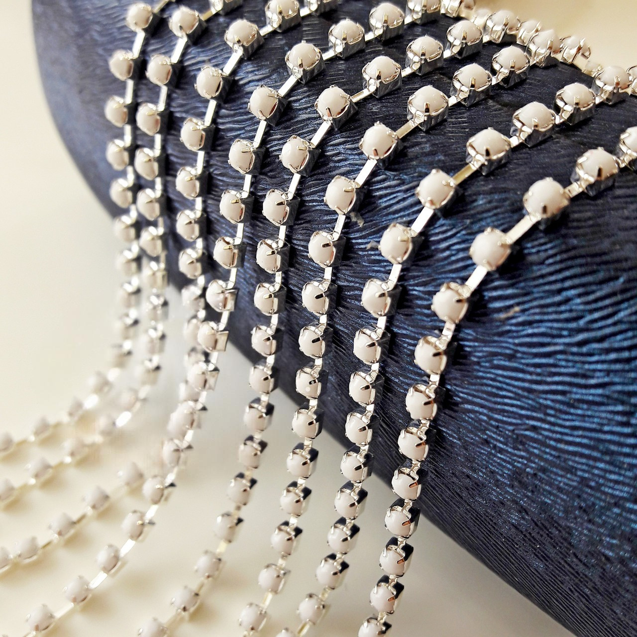 Стразовий ланцюг, ss12 (3mm), колір White матовий, метал срібло, 1 м