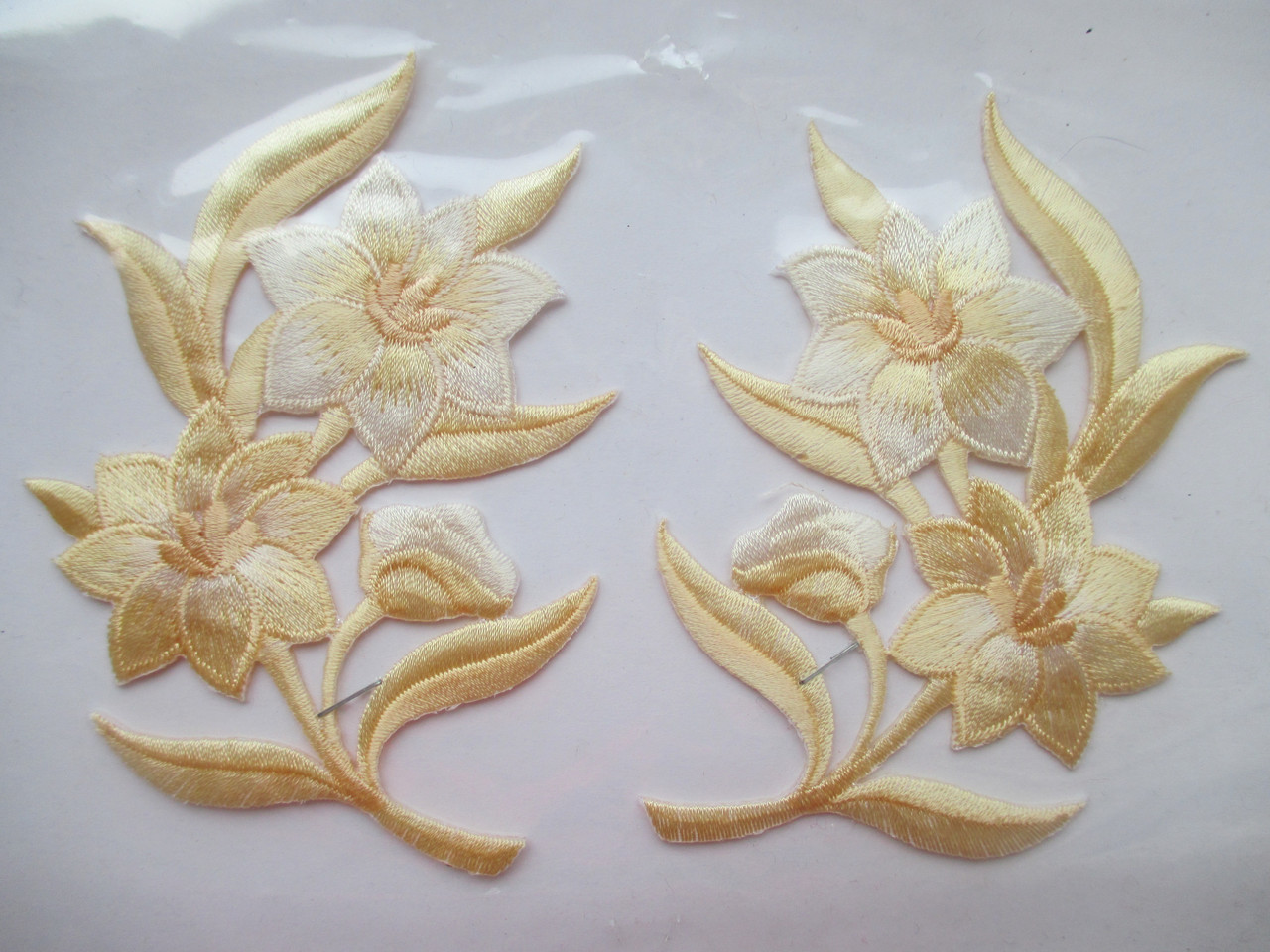 Аплікація вишивка клейова парна "Квіти" темний крем, 10 см 1п