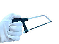 Ремонт колеса на валізі за допомогою ножівки по металу.