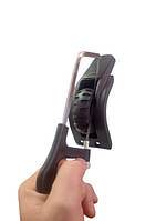 Ремонт колеса на валізі за допомогою ножівки по металу.