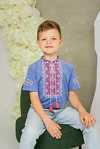 Вишиванка для хлопчика синя з геометричною червоно білою вишивкою хрестиком тканина лакоста розміри 98–152