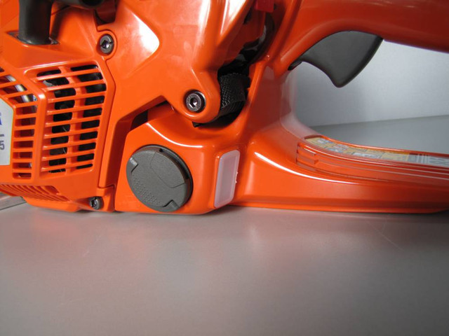 Відкидна кришка паливного бака професійна бензопила Husqvarna 545