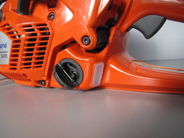 Відкидна кришка паливного бака професійна бензопила Husqvarna 545 (2)