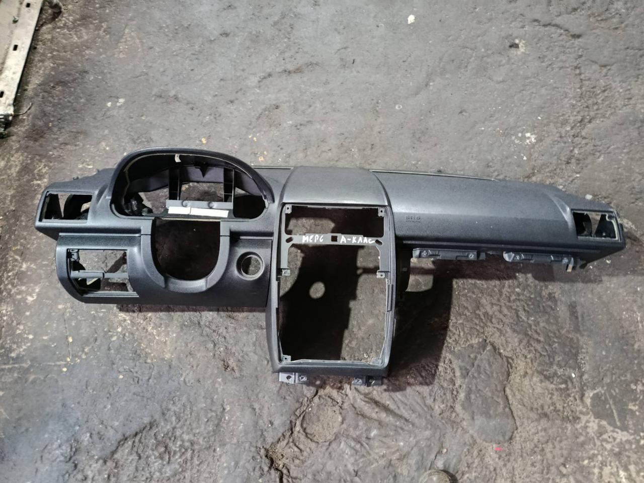 Вітаю зацікавлених на авто розборці Чемпіон !!!<br />
Предметом оголошення Торпедо Mercedes A Klass W169 Панель Торпеда A1696800787 <br />
Фактичний стан на фото. Гарантія 14 днів на встановлення та перевірку<br />
Висилаємо по всій Україні по передоплаті на транспортні витрати!<br />
Наявність та асортимент на складі постійно змінюються.<br />
Точні деталі уточняйте по телефону +380973363743