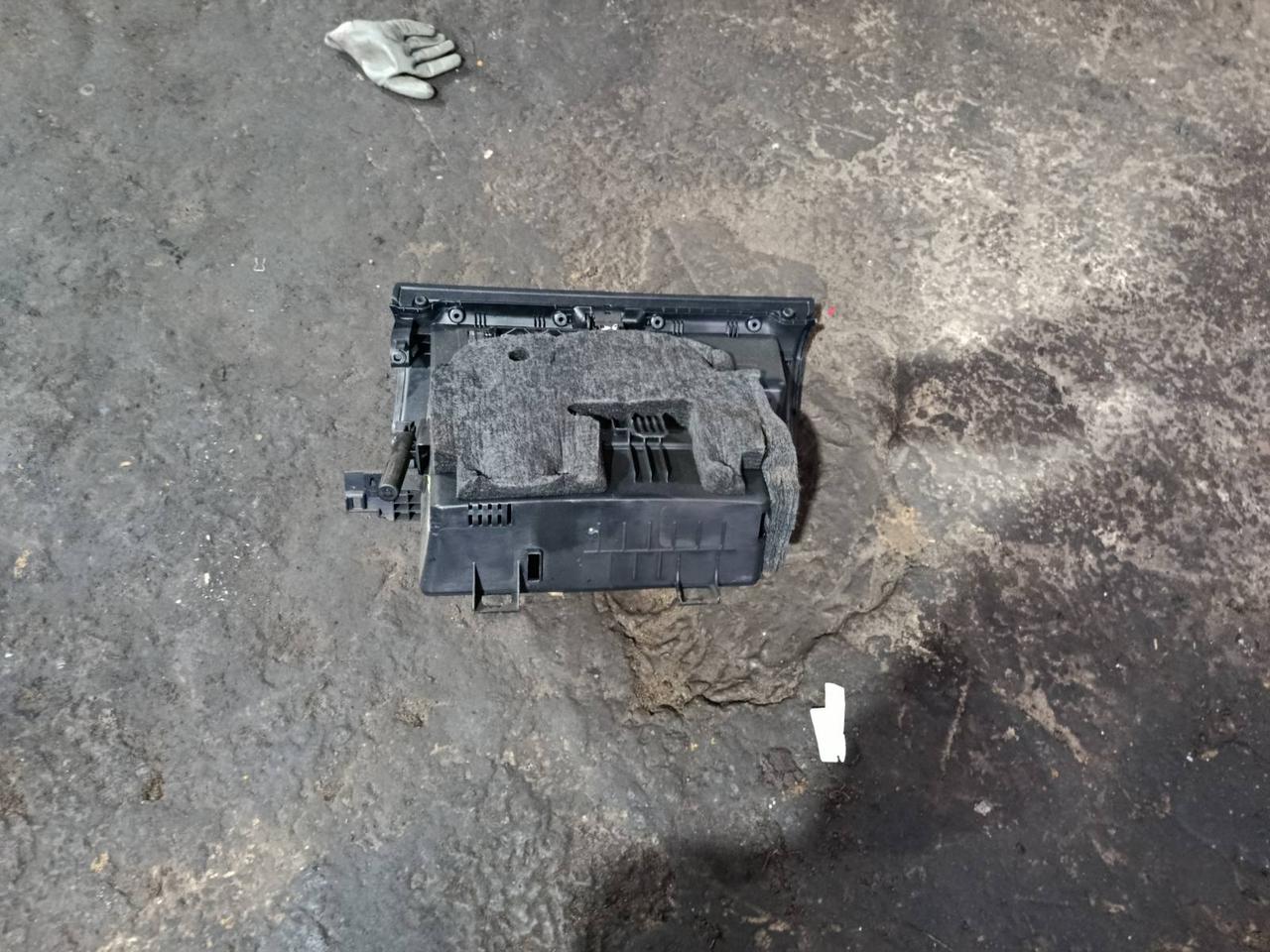 Вітаю зацікавлених на авто розборці Чемпіон !!!<br />
 Предметом оголошення є&nbsp;Бардачок Mercedes A class W168&nbsp;<br />
 Фактичний стан на фото. Гарантія 14 днів на встановлення та перевірку<br />
 Висилаємо по всій Україні по передоплаті на транспортні витрати!<br />
 Наявність та асортимент на складі постійно змінюються.<br />
 Точні деталі уточняйте по телефону +380973363743 — фото 4