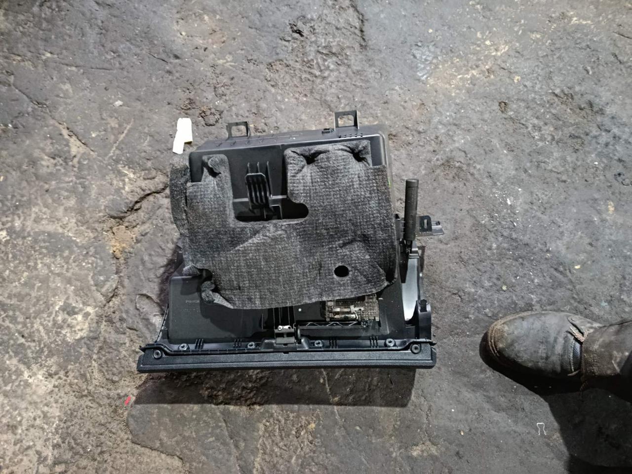 Вітаю зацікавлених на авто розборці Чемпіон !!!<br />
 Предметом оголошення є&nbsp;Бардачок Mercedes A class W168&nbsp;<br />
 Фактичний стан на фото. Гарантія 14 днів на встановлення та перевірку<br />
 Висилаємо по всій Україні по передоплаті на транспортні витрати!<br />
 Наявність та асортимент на складі постійно змінюються.<br />
 Точні деталі уточняйте по телефону +380973363743 — фото 5