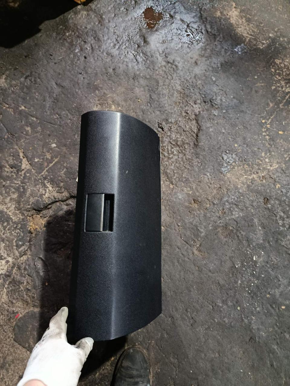 Вітаю зацікавлених на авто розборці Чемпіон !!!<br />
Предметом оголошення є Бардачок Mercedes A class W168 <br />
Фактичний стан на фото. Гарантія 14 днів на встановлення та перевірку<br />
Висилаємо по всій Україні по передоплаті на транспортні витрати!<br />
Наявність та асортимент на складі постійно змінюються.<br />
Точні деталі уточняйте по телефону +380973363743