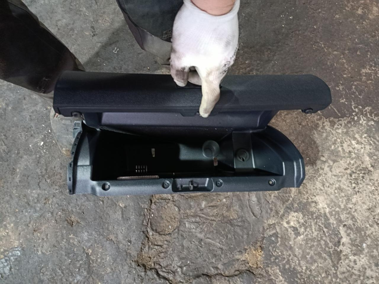 Вітаю зацікавлених на авто розборці Чемпіон !!!<br />
 Предметом оголошення є&nbsp;Бардачок Mercedes A class W168&nbsp;<br />
 Фактичний стан на фото. Гарантія 14 днів на встановлення та перевірку<br />
 Висилаємо по всій Україні по передоплаті на транспортні витрати!<br />
 Наявність та асортимент на складі постійно змінюються.<br />
 Точні деталі уточняйте по телефону +380973363743 — фото 2