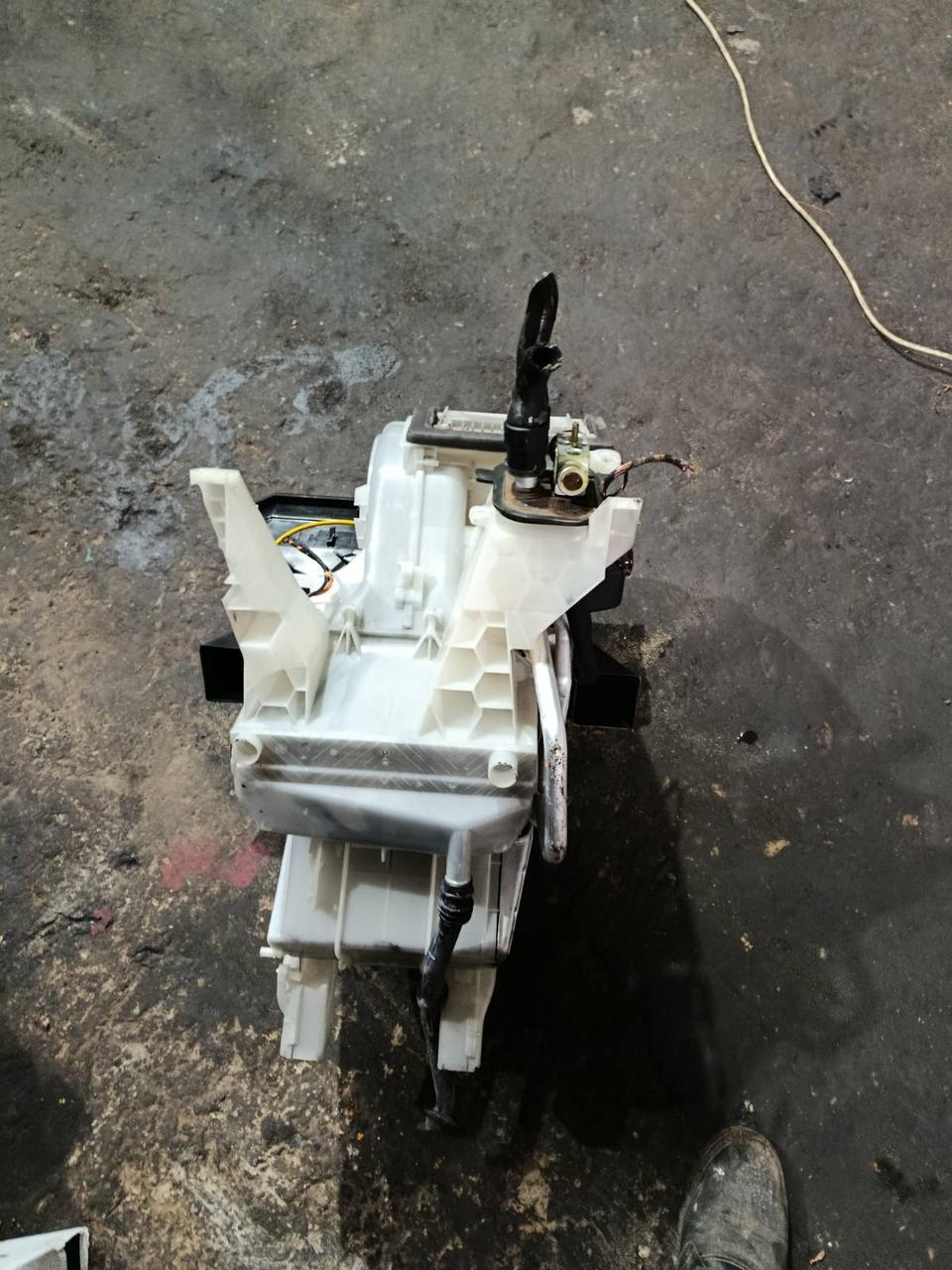 Вітаю зацікавлених на авто розборці Чемпіон !!!<br />
 Предметом оголошення є&nbsp;Корпус Пічки Mercedes A class W169<br />
 Фактичний стан на фото. Гарантія 14 днів на встановлення та перевірку<br />
 Висилаємо по всій Україні по передоплаті на транспортні витрати!<br />
 Наявність та асортимент на складі постійно змінюються.<br />
 Точні деталі уточняйте по телефону +380973363743 — фото 3