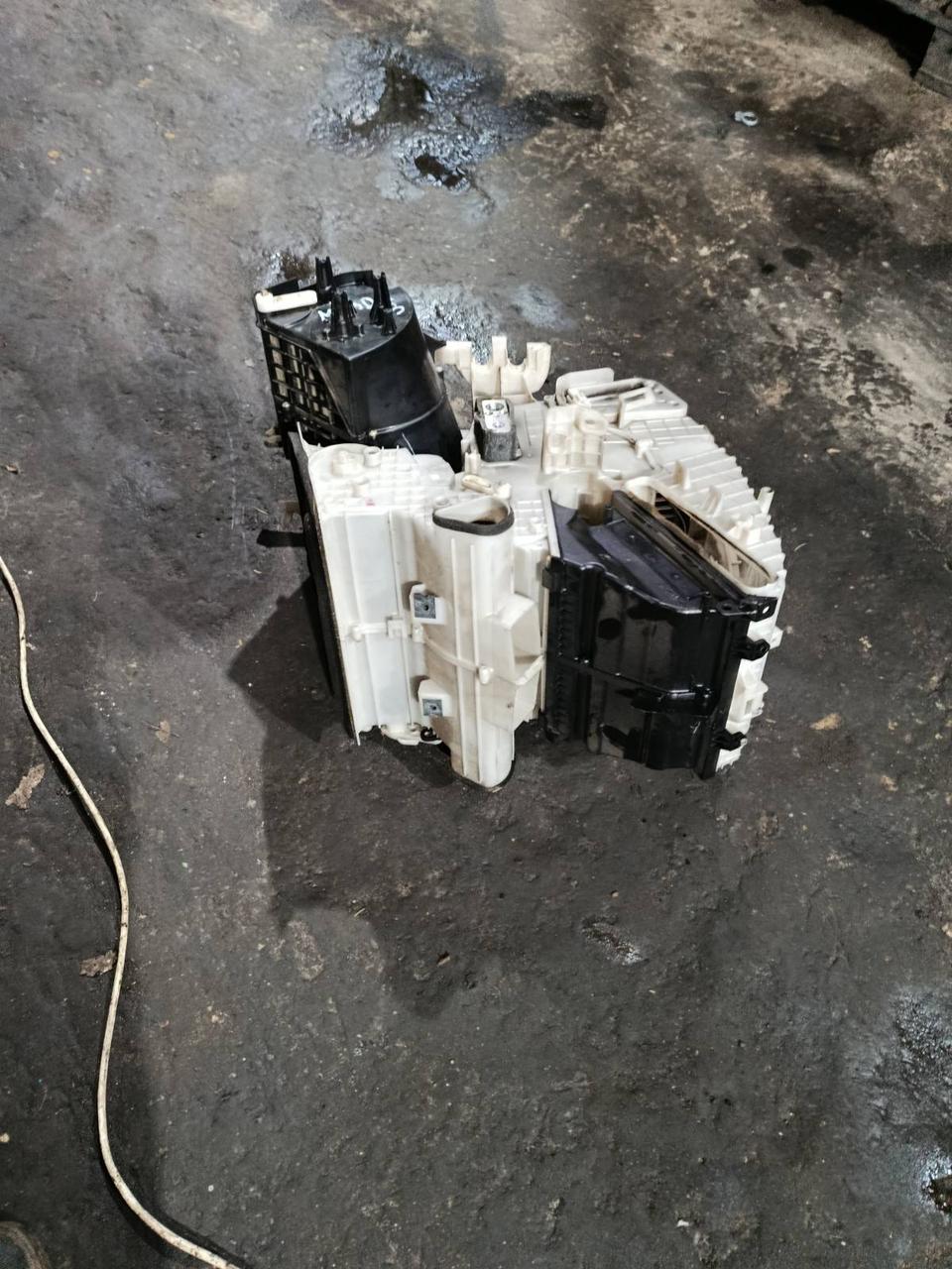 Вітаю зацікавлених на авто розборці Чемпіон !!!<br />
 Предметом оголошення є&nbsp;Корпус Пічки Mazda 3 BK 06 - 09<br />
 Фактичний стан на фото. Гарантія 14 днів на встановлення та перевірку<br />
 Висилаємо по всій Україні по передоплаті на транспортні витрати!<br />
 Наявність та асортимент на складі постійно змінюються.<br />
 Точні деталі уточняйте по телефону +380973363743 — фото 4