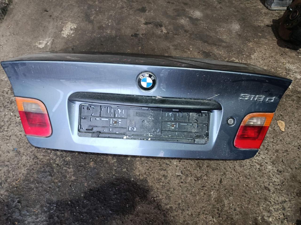 Вітаю зацікавлених на авто розборці Чемпіон !!!<br />
 Предметом оголошення є&nbsp;Кришка багажника Bmw E46 Седан Кляпа &nbsp;&nbsp; &nbsp;41627003314 &nbsp;&nbsp; &nbsp;41628238462<br />
 Фактичний стан на фото. Гарантія 14 днів на встановлення та перевірку<br />
 Висилаємо по всій Україні по передоплаті на транспортні витрати!<br />
 Наявність та асортимент на складі постійно змінюються.<br />
 Точні деталі уточняйте по телефону +380973363743 — фото 1