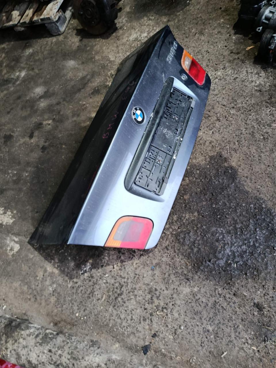 Вітаю зацікавлених на авто розборці Чемпіон !!!<br />
 Предметом оголошення є&nbsp;Кришка багажника Bmw E46 Седан Кляпа &nbsp;&nbsp; &nbsp;41627003314 &nbsp;&nbsp; &nbsp;41628238462<br />
 Фактичний стан на фото. Гарантія 14 днів на встановлення та перевірку<br />
 Висилаємо по всій Україні по передоплаті на транспортні витрати!<br />
 Наявність та асортимент на складі постійно змінюються.<br />
 Точні деталі уточняйте по телефону +380973363743 — фото 6