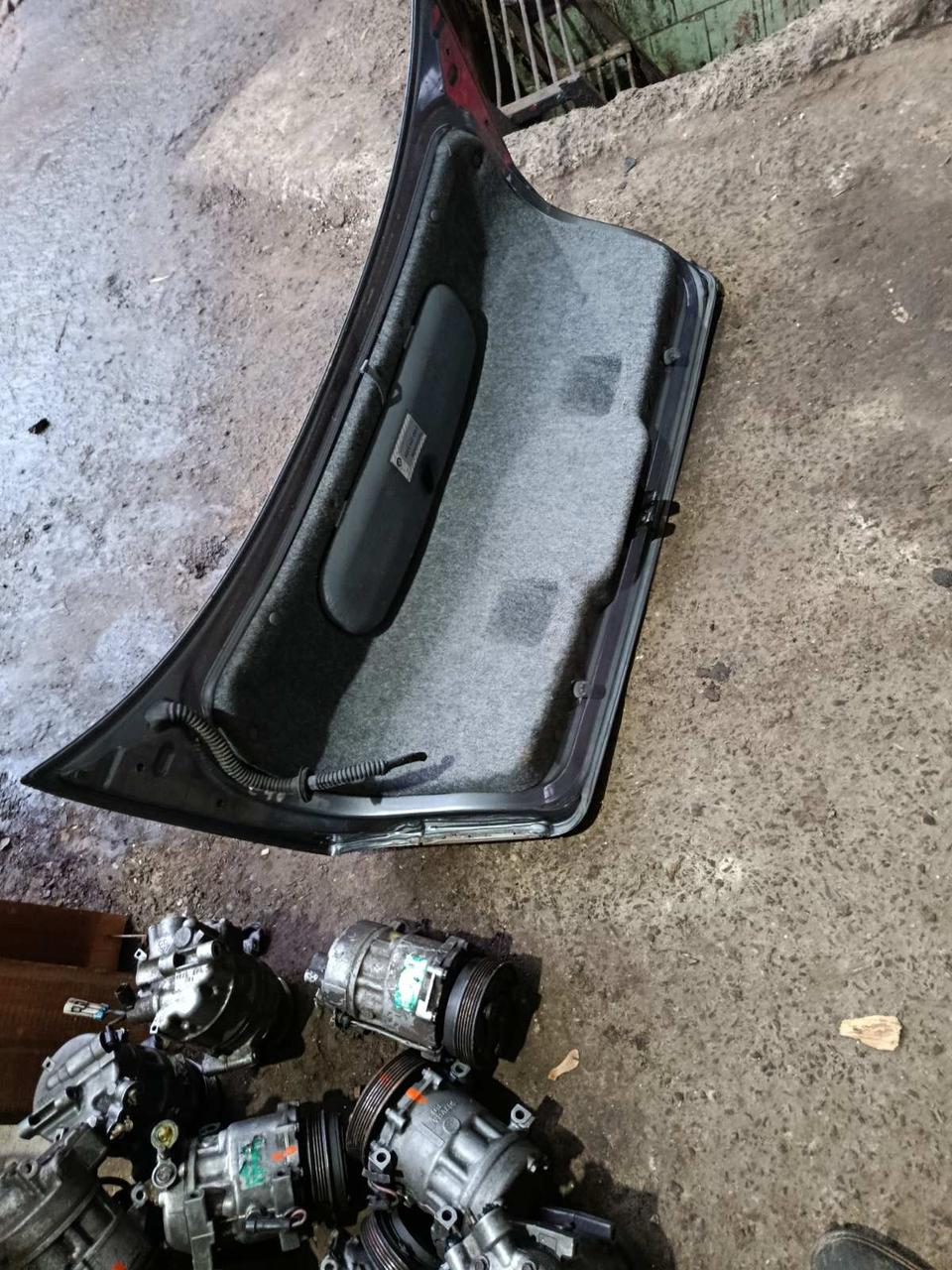 Вітаю зацікавлених на авто розборці Чемпіон !!!<br />
 Предметом оголошення є&nbsp;Кришка багажника Bmw E46 Седан Кляпа &nbsp;&nbsp; &nbsp;41627003314 &nbsp;&nbsp; &nbsp;41628238462<br />
 Фактичний стан на фото. Гарантія 14 днів на встановлення та перевірку<br />
 Висилаємо по всій Україні по передоплаті на транспортні витрати!<br />
 Наявність та асортимент на складі постійно змінюються.<br />
 Точні деталі уточняйте по телефону +380973363743 — фото 5