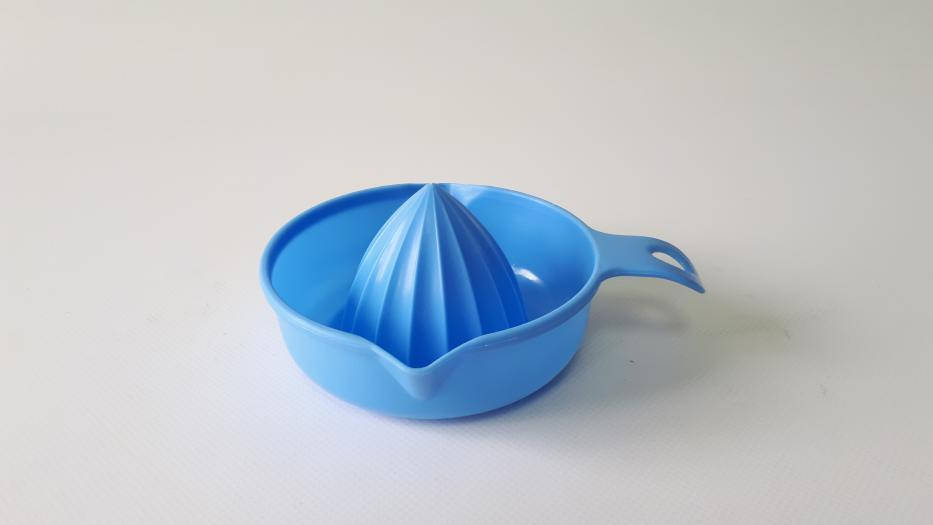 

Соковыжималка для цитрусовых пластмассовая d 11 cm, h 4 cm.