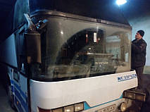 Изготовление и замена нижнего лобового стекла на автобусе Neoplan 116 в Никополе (Украина) 1