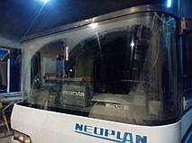 Изготовление и замена нижнего лобового стекла на автобусе Neoplan 116 в Никополе (Украина) 3