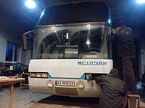 Изготовление и замена нижнего лобового стекла на автобусе Neoplan 116 в Никополе (Украина) 5