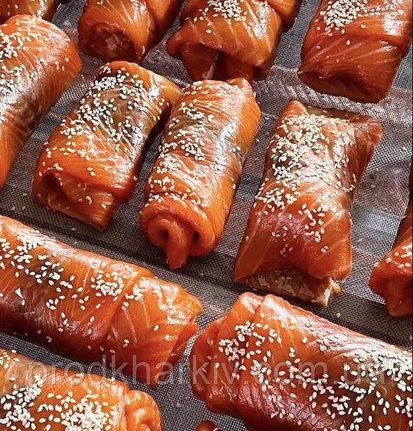 Рулетики з копченого лосося з кунжутом (250 грамів)