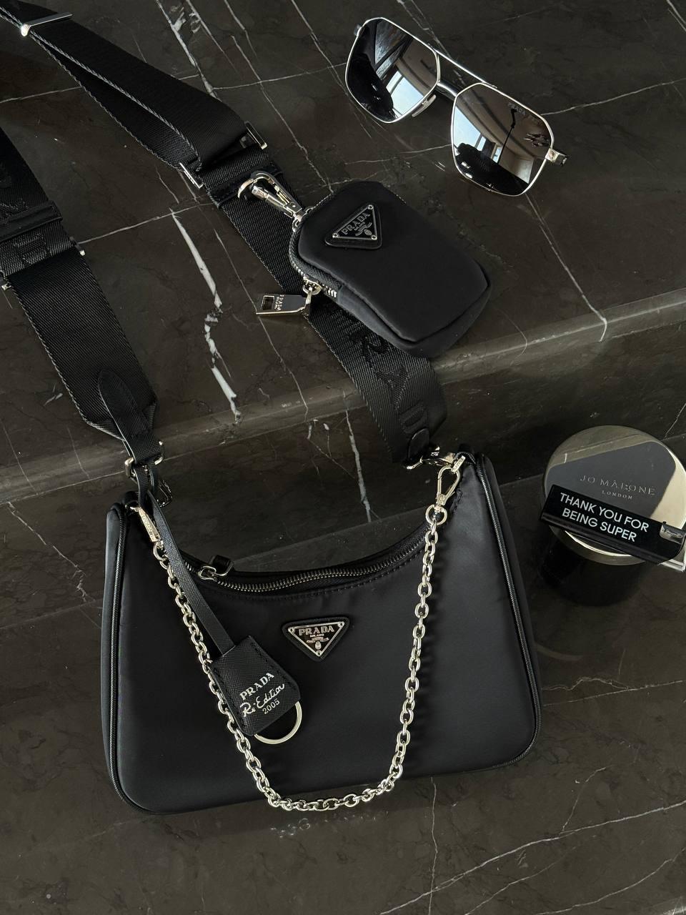 Prada Re-Edition 2005 23x17x6