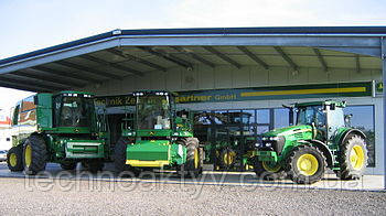 Техника John Deere Компания выпускает сельскохозяйственную технику (в том числе тракторы, комбайны и т. п.), строительную технику, садово-парковое оборудование, снегоуборочные машины, лесозаготовительную технику, а также двигатели под маркой John Deere (часто и саму компанию именуют John Deere). Техника John Deere окрашивается в традиционные жёлтый и зелёный цвета. Заводы компании расположены в основном в США, а также Германии, Индии, Канаде и др. Техника John Deere Компания выпускает сельскохозяйственную технику (в том числе тракторы, комбайны и т. п.), строительную технику, садово-парковое оборудование, снегоуборочные машины, лесозаготовительную технику, а также двигатели под маркой John Deere (часто и саму компанию именуют John Deere). Техника John Deere окрашивается в традиционные жёлтый и зелёный цвета. Заводы компании расположены в основном в США, а также Германии, Индии, Канаде и др.