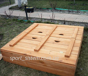 Крышка на песочнице закрыта и кошечки с собаками не попадают на песок.