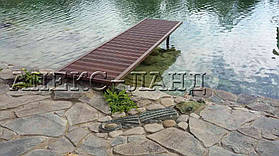 Деревянный мостик.  Мостик используется для ныряния в водоем. Береговую линию украшает декоративный элемент  - фигурка крокодила. 
