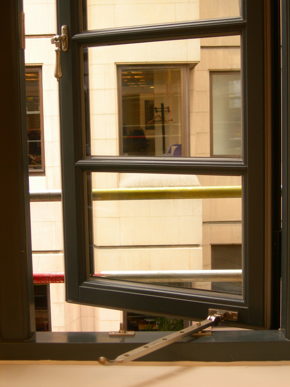 Упор фіксує вікно або двері у відкритому положенні, фото 1