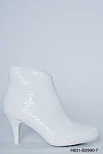 Білі весільні чоботи