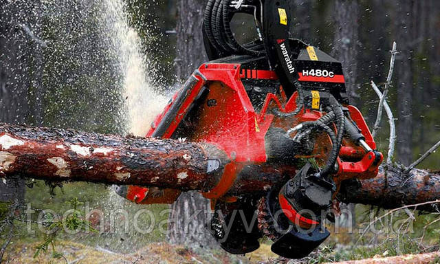 Харвестерные головки Компания John Deere производит надежное навесное оборудование для сортиментной лесозаготовки, в том числе современные харвестерные головки. Харвестерная головка - это валочно-сучкорезно-раскряжёвочный агрегат, позволяющий производить валку, обрезку сучьев и раскряжевку хлыста по заданным размерам. Очистка ствола от сучьев производится прижимными сучкорезными ножами. Протяжка ствола через ножи производится вращающимися вальцами, установленными на управляемых гидроцилиндрами шарнирных рычагах. Механизм пиления в харвестерном агрегате выполняет функции валки и раскряжёвки. Пильный аппарат выполнен в виде консольной цепной пилы с приводом от гидромотора и системой подачи, обеспечивающей оптимальный режим раскряжевки. Измерение длины отпиливаемого сортимента производится с помощью прокатывающегося по стволу зубчатого измерительного колеса. Харвестерные головки на экскаватор продаются под двумя брендами John Deere (желтые) и Waratah (красные), и они абсолютно идентичны с точки зрения конструкции и технических характеристик. Харвестерные головки Компания John Deere производит надежное навесное оборудование для сортиментной лесозаготовки, в том числе современные харвестерные головки. Харвестерная головка - это валочно-сучкорезно-раскряжёвочный агрегат, позволяющий производить валку, обрезку сучьев и раскряжевку хлыста по заданным размерам. Очистка ствола от сучьев производится прижимными сучкорезными ножами. Протяжка ствола через ножи производится вращающимися вальцами, установленными на управляемых гидроцилиндрами шарнирных рычагах. Механизм пиления в харвестерном агрегате выполняет функции валки и раскряжёвки. Пильный аппарат выполнен в виде консольной цепной пилы с приводом от гидромотора и системой подачи, обеспечивающей оптимальный режим раскряжевки. Измерение длины отпиливаемого сортимента производится с помощью прокатывающегося по стволу зубчатого измерительного колеса. Харвестерные головки на экскаватор продаются под двумя брендами John Deere (желтые) и Waratah (красные), и они абсолютно идентичны с точки зрения конструкции и технических характеристик.