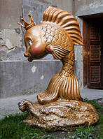 Скульптура - золота рибка. Висота 120 см.