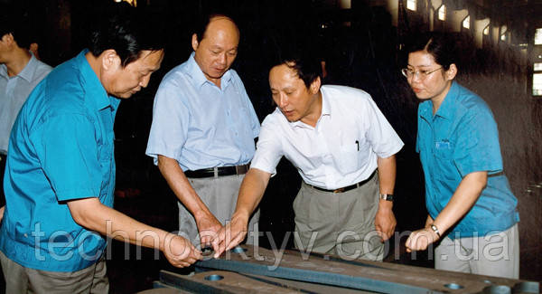 <p>1999 год - приступил к работе новый руководящий состав XCMG, который реализовал «Семь специальных пунктов корпоративного управления» с целью повышения производственной и финансовой дисциплины, открыв новую страницу в истории развития XCMG.</p>