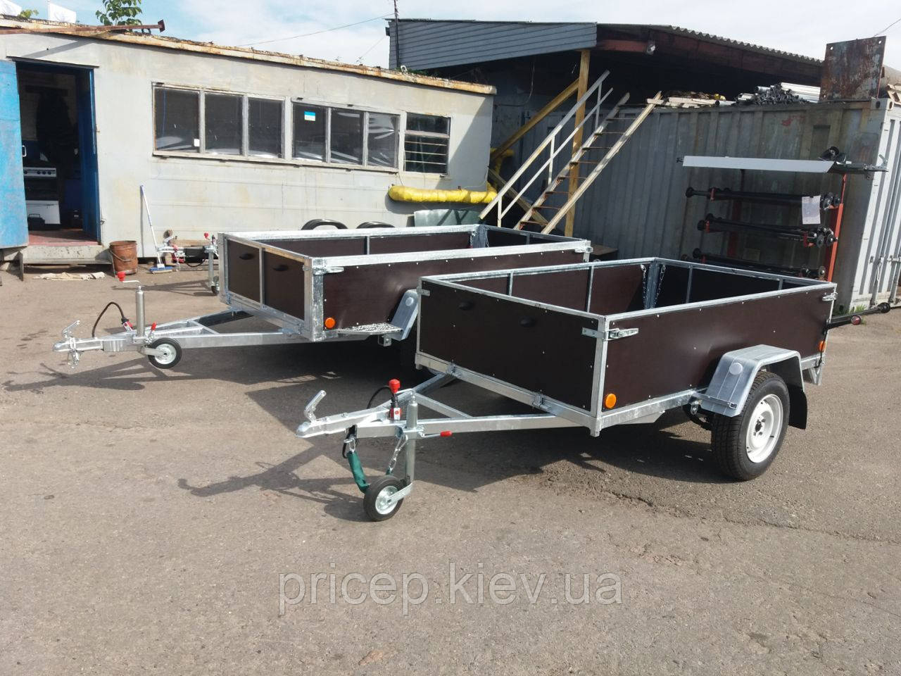 Односічний бортовий причіп 2,5 м х 1,5 м. Борта — фанера! Без гальм.