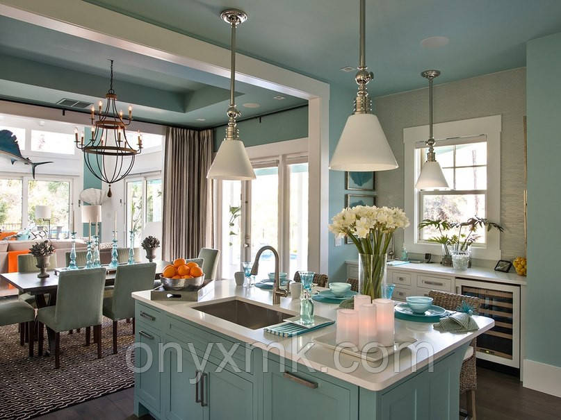 Класична кухня небесного кольору в сучасному інтер'єрі