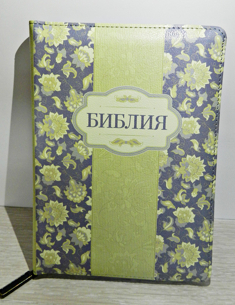 Біблія, 14х20,5 см, салатова з квітами