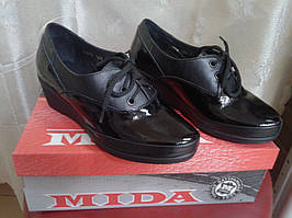Жіночі туфлі натуральна шкіра на невисокій танкетці МЗС 21570 чорні.